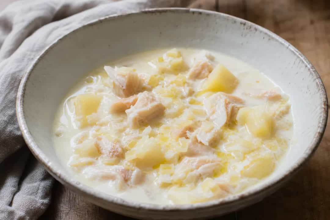 Creamy Cullen Skink garnished with parsley, featuring smoked haddock and potatoes in a rustic bowl.